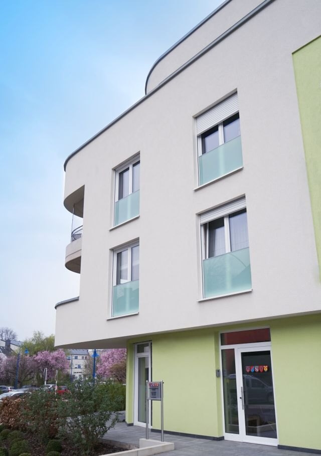 Le bâtiment de l'Office Social Régional de Steinfort à Steinfort, avec son entrée au niveau de la rue.